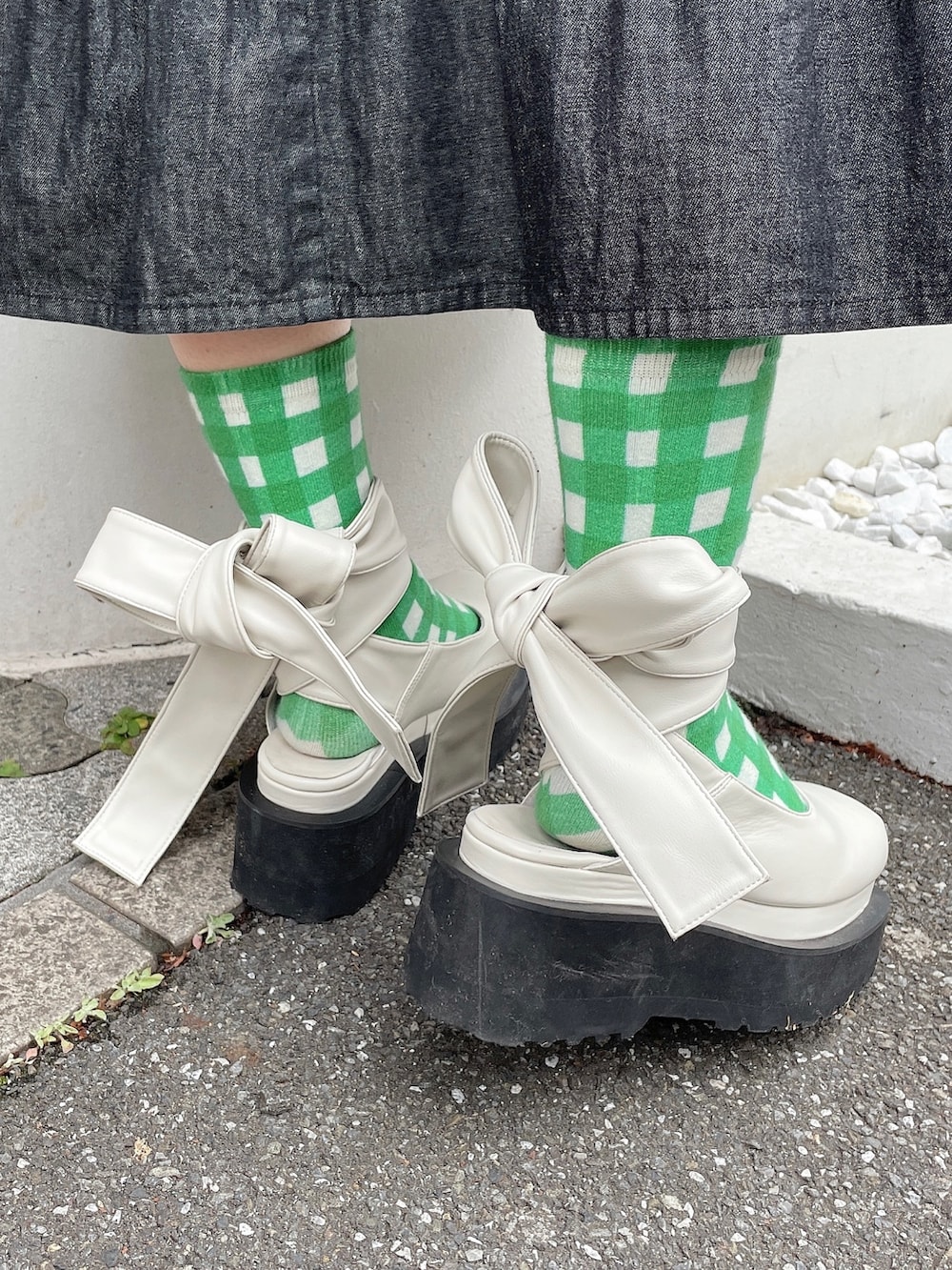 グレー系のシャツ/ブラウス、ブラック系のワンピース、ホワイト系のパンプスを着用したレディースの冬コーディネートの6枚目の写真