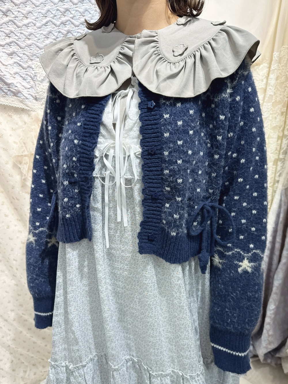 ブルー系のカーディガン/ボレロ、グレー系のシャツ/ブラウス、ブルー系のワンピースを着用したレディースの秋コーディネートの7枚目の写真