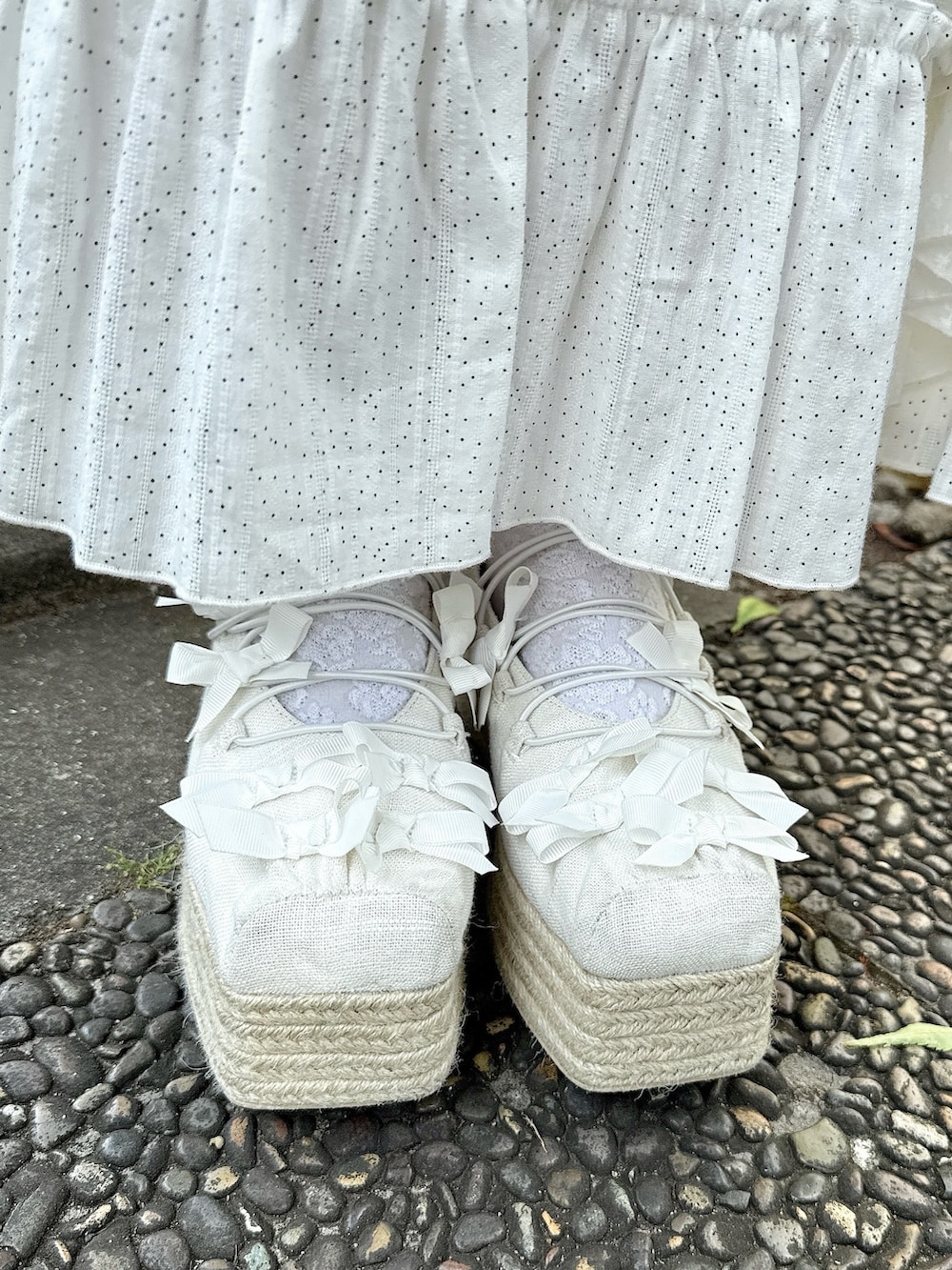 ホワイト系のシャツ/ブラウス、ホワイト系のサンダル、ホワイト系のトートバッグを着用したレディースの春コーディネートの9枚目の写真