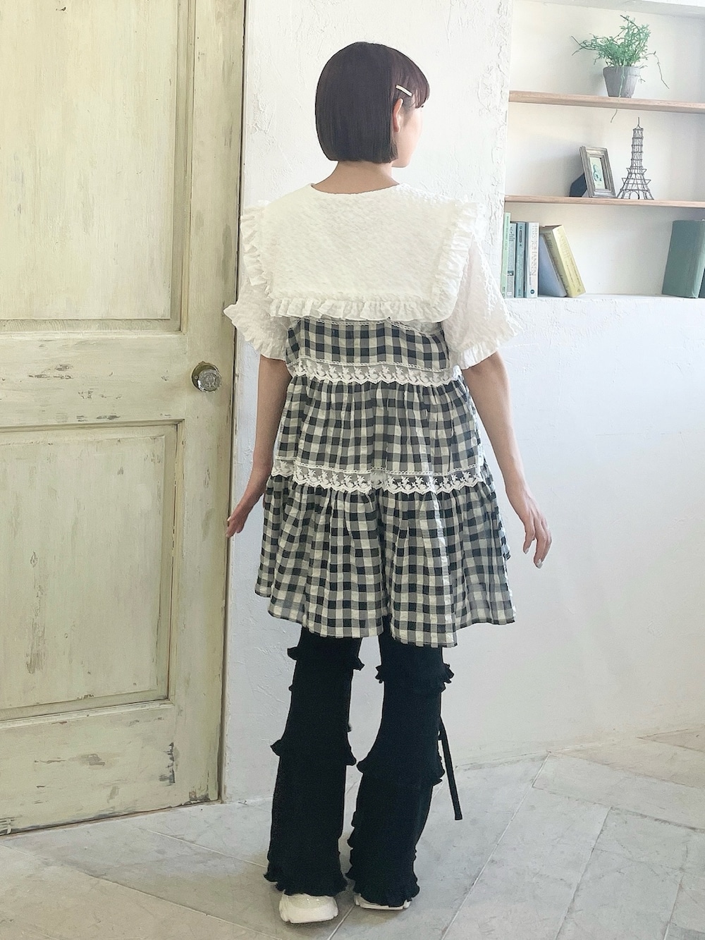 ブラック系のキャミソール、ホワイト系のシャツ/ブラウス、ブラック系のスウェットパンツを着用したレディースの春コーディネートの3枚目の写真