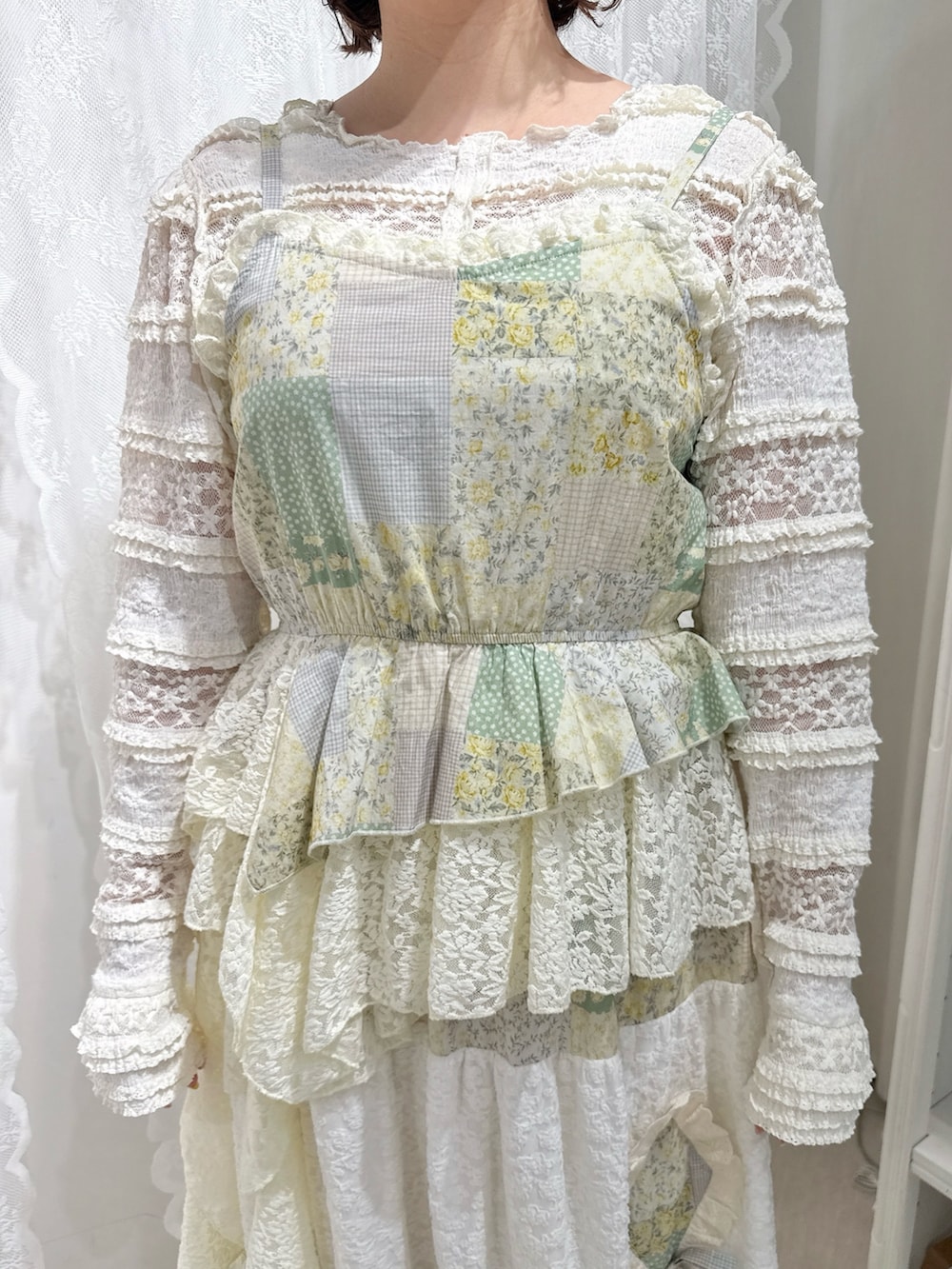 イエロー系のキャミソール、イエロー系のスカート、ホワイト系のTシャツ/カットソーを着用したレディースの春コーディネートの6枚目の写真