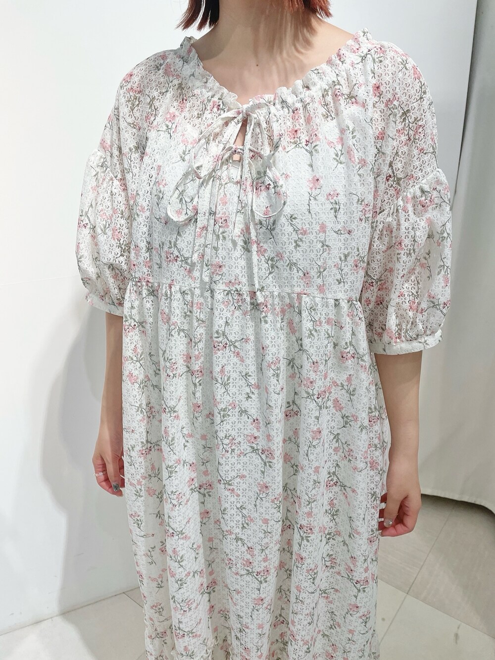 ピンク系のショルダーバッグ、ピンク系のワンピース、ピンク系のローファーを着用したレディースの夏コーディネートの8枚目の写真