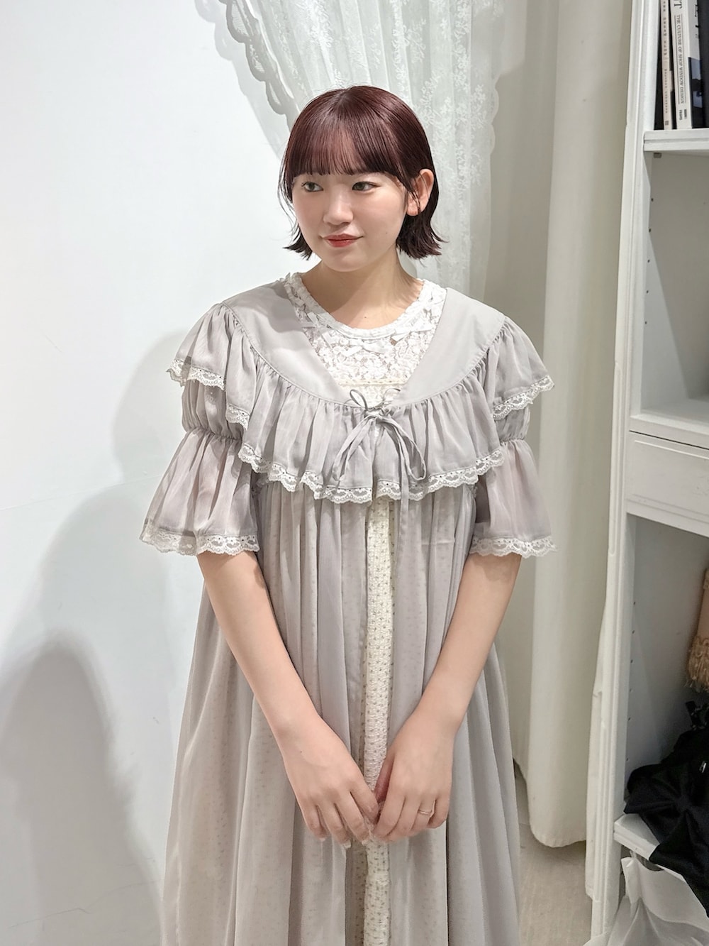 ホワイト系のTシャツ/カットソー、グレー系のワンピース、ホワイト系のワンピースを着用したレディースの春コーディネートの4枚目の写真