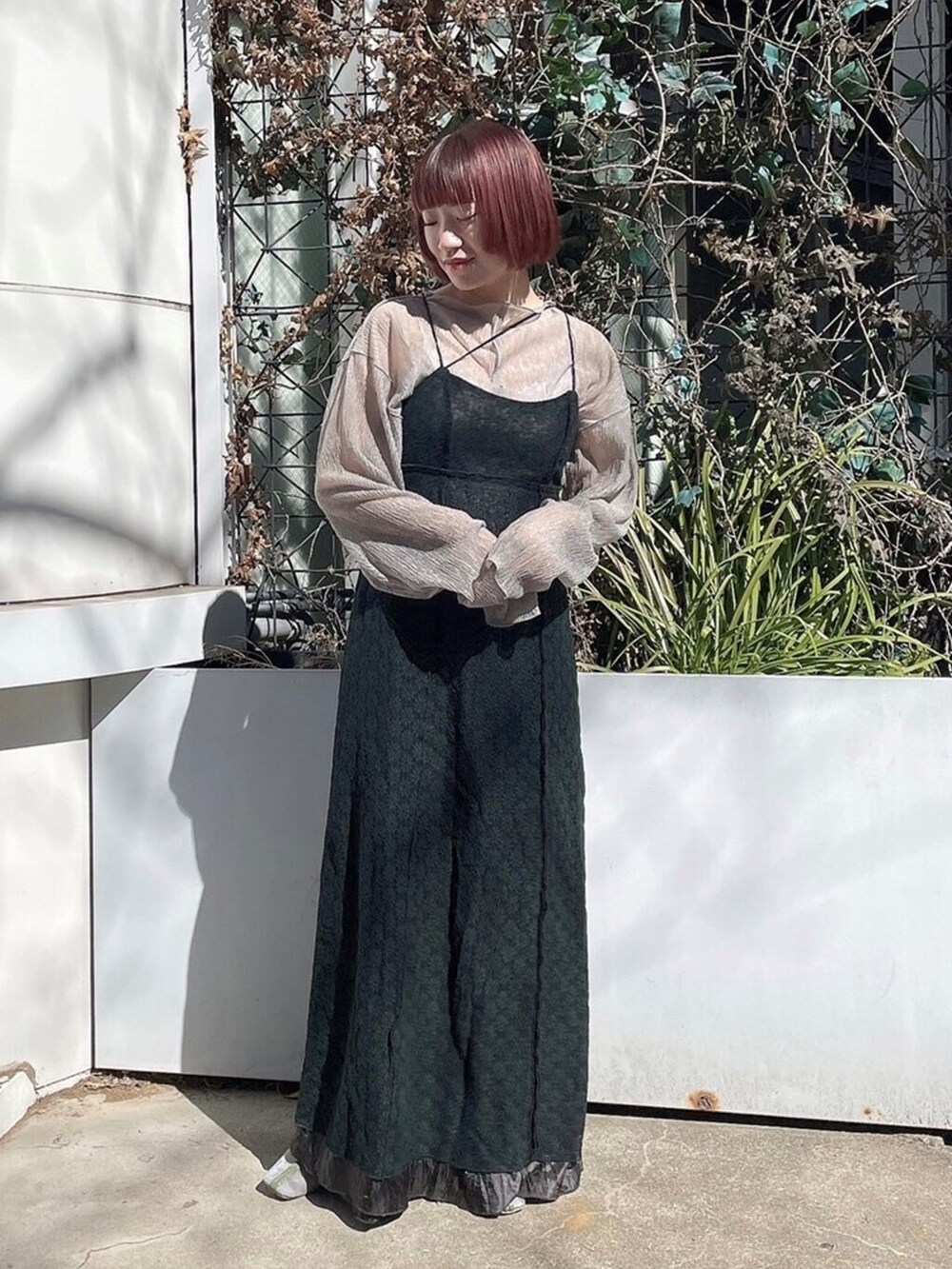 ブラック系のワンピース、ブルー系のパンプス、グレー系のTシャツ/カットソーを着用したレディースの春コーディネートの2枚目の写真