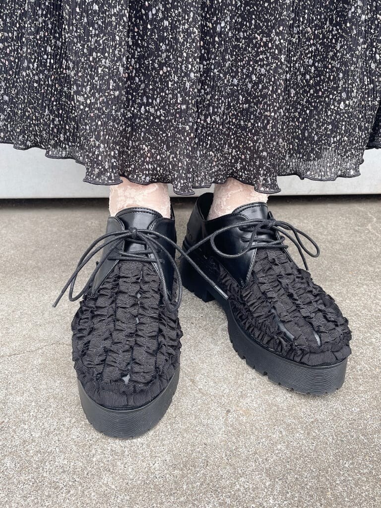 ホワイト系のシャツ/ブラウス、ホワイト系のその他トップス、ブラック系のスカートを着用したレディースの冬コーディネートの5枚目の写真