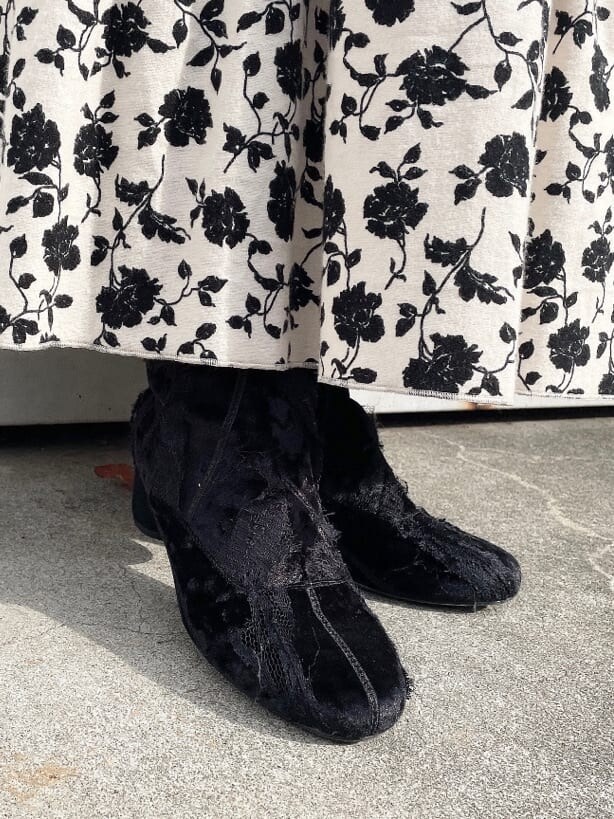 ホワイト系のシャツ/ブラウス、ブラック系のブーツ、ブラック系のカーディガン/ボレロを着用したレディースの冬コーディネートの3枚目の写真