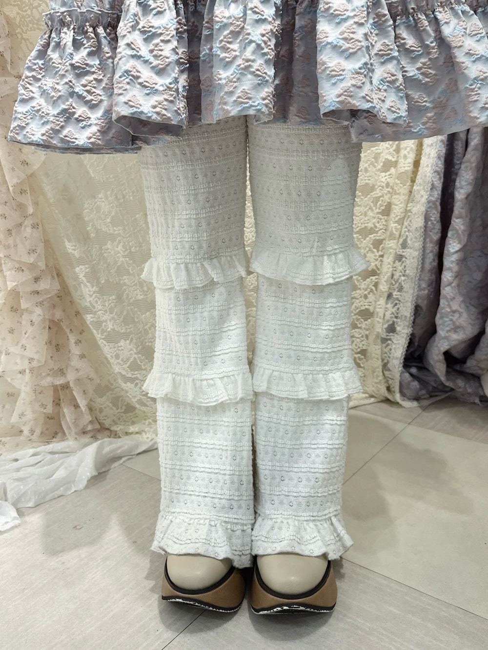 ブルー系のワンピース、ホワイト系のその他パンツ、ホワイト系のバレエシューズを着用したレディースの秋コーディネートの7枚目の写真