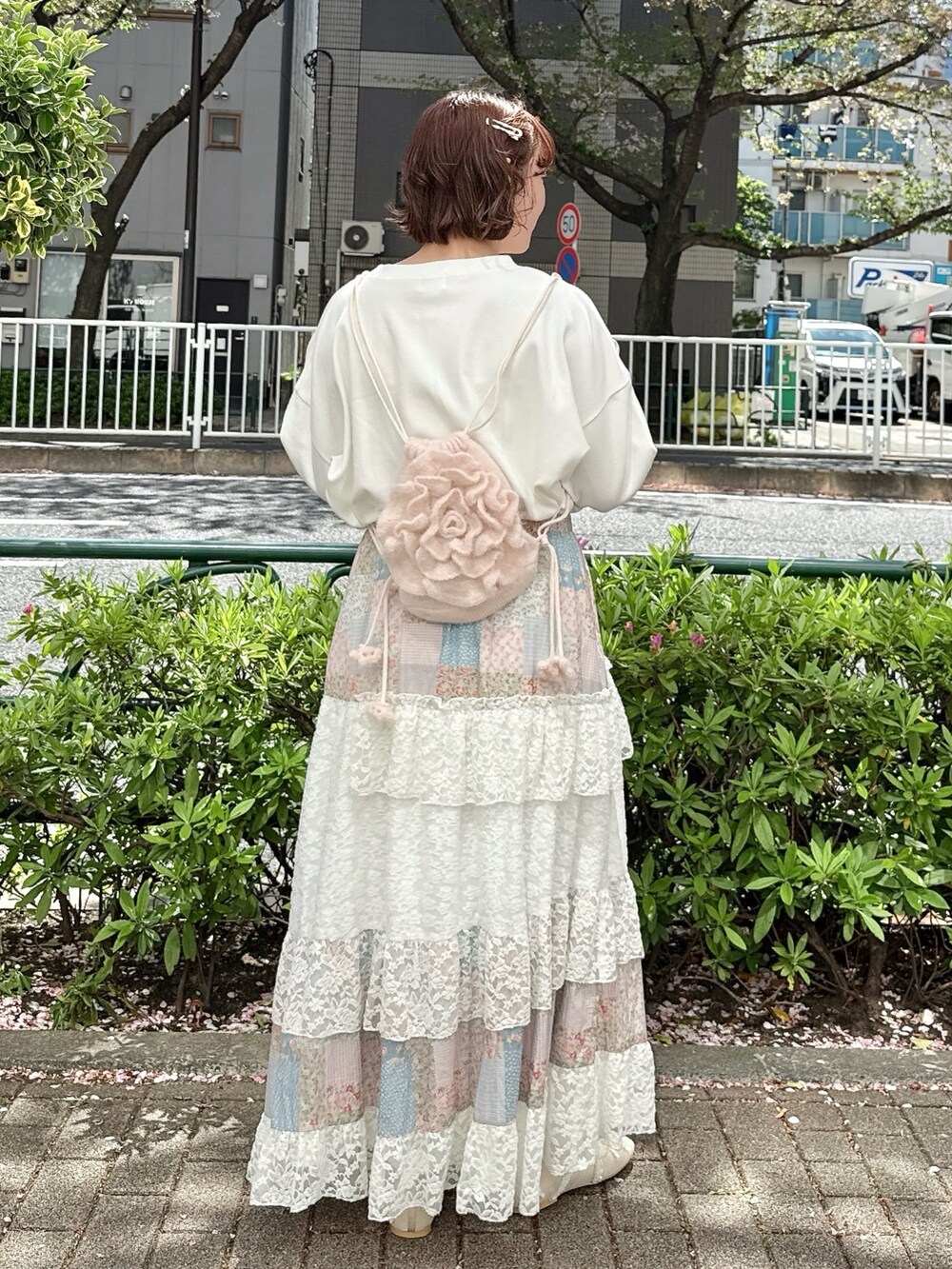ホワイト系のTシャツ/カットソー、ピンク系のスカート、ホワイト系のバレエシューズを着用したレディースの春コーディネートの3枚目の写真