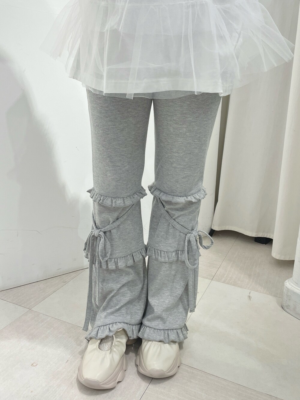 ホワイト系のTシャツ/カットソー、ホワイト系のTシャツ/カットソー、グレー系のスウェットパンツを着用したレディースの夏コーディネートの7枚目の写真