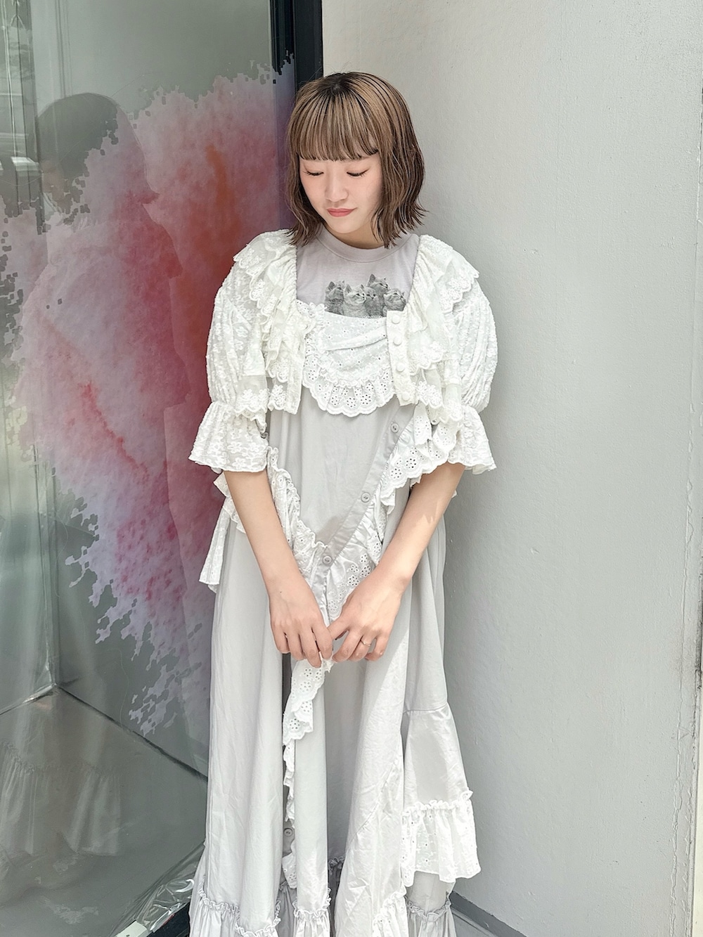 ホワイト系のカーディガン/ボレロ、グレー系のワンピース、ブルー系のTシャツ/カットソーを着用したレディースの春コーディネートの5枚目の写真