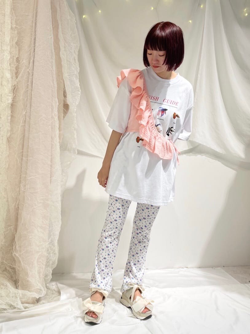 ピンク系のチューブトップ、ホワイト系のその他パンツ、ホワイト系のサンダルを着用したレディースの春コーディネートの2枚目の写真