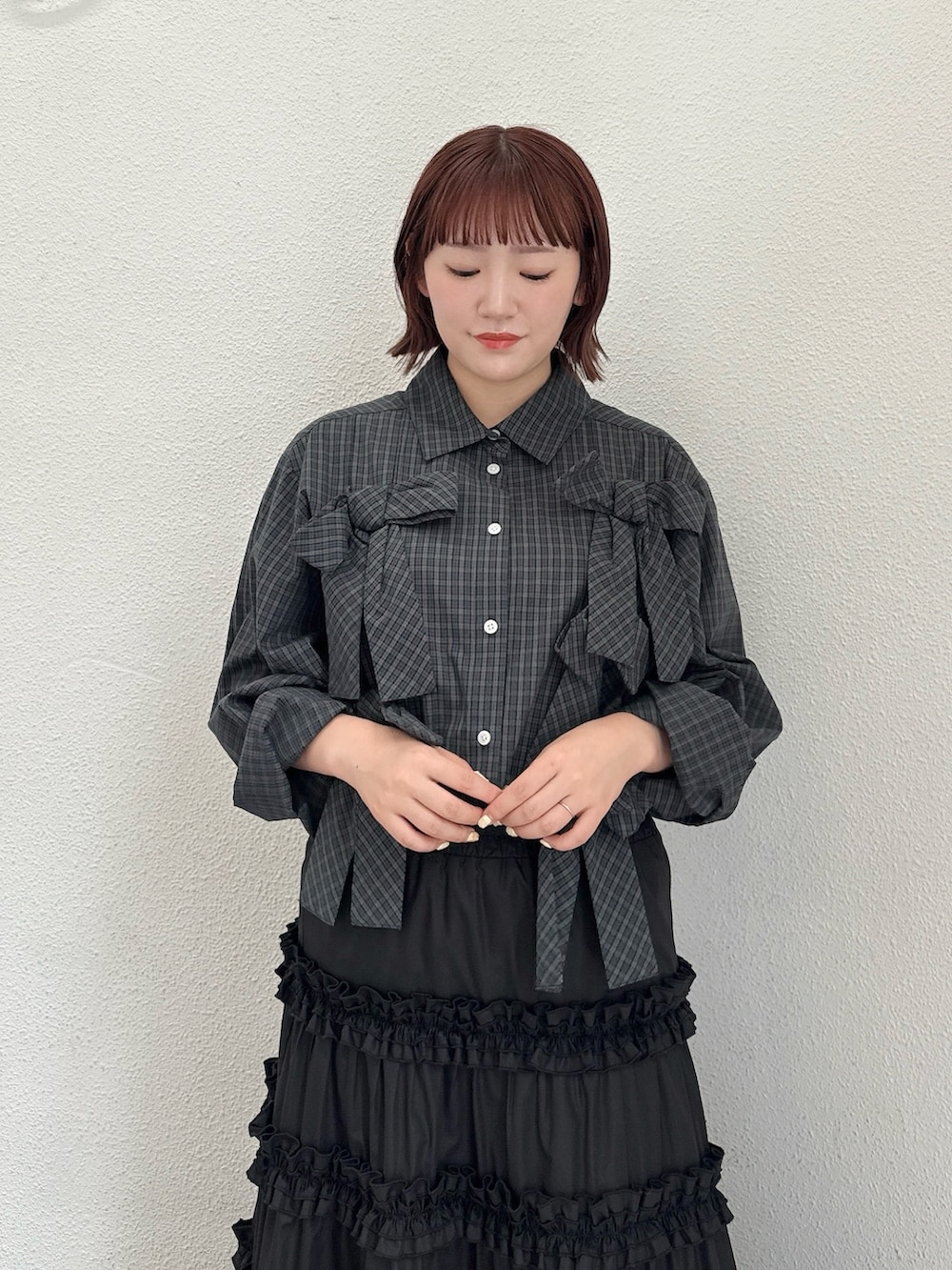 グリーン系のシャツ/ブラウス、ブラック系のスカート、ブラック系のスニーカーを着用したレディースの夏コーディネートの4枚目の写真