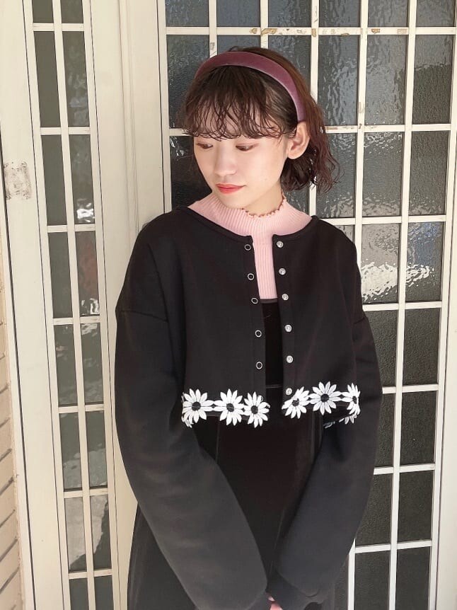 ブラック系のカーディガン/ボレロ、ブラック系のワンピース、ピンク系のニット/セーターを着用したレディースの秋コーディネートの5枚目の写真