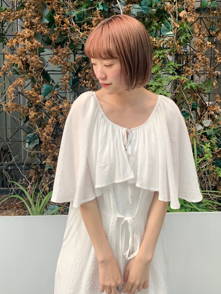 ホワイト系のパンプス、ホワイト系のワンピースを着用したレディースの春コーディネートの5枚目の写真