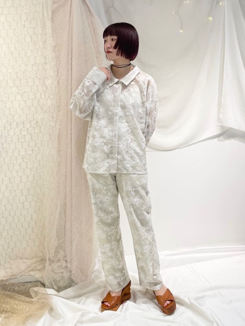 ブラウン系のシャツ/ブラウス、ブラウン系のその他パンツ、ブラウン系のサンダルを着用したレディースの春コーディネートの3枚目の写真