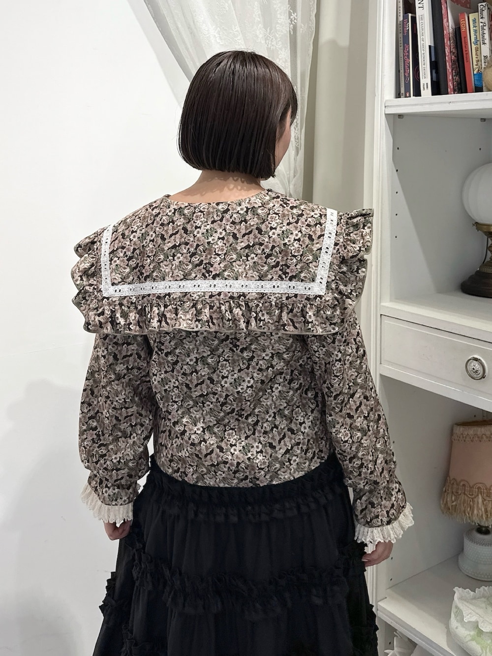 ブラウン系のシャツ/ブラウス、ブラック系のスカート、ブラウン系のハンドバッグを着用したレディースの夏コーディネートの6枚目の写真