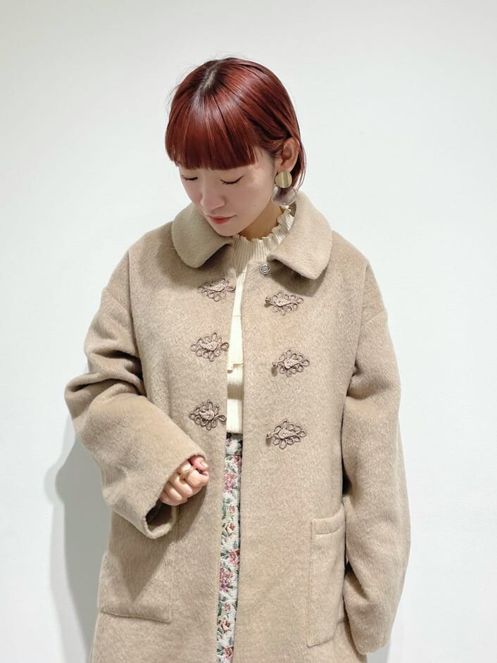 ホワイト系のその他シューズ、ベージュ系のその他アウター、ホワイト系のニット/セーターを着用したレディースの秋コーディネートの2枚目の写真