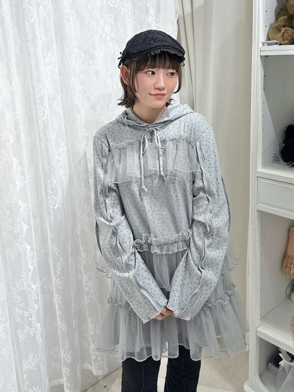 グレー系のワンピース、ブラック系のその他パンツ、ブラック系のローファーを着用したレディースの秋コーディネートの4枚目の写真