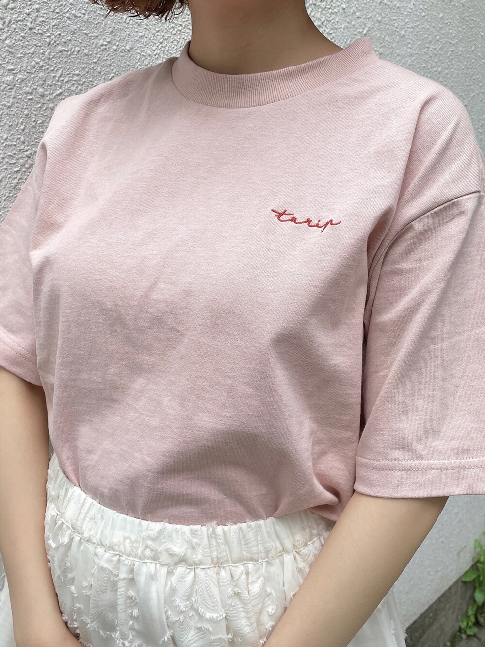 ピンク系のTシャツ/カットソー、ホワイト系のスカート、ピンク系のパンプスを着用したレディースの春コーディネートの6枚目の写真