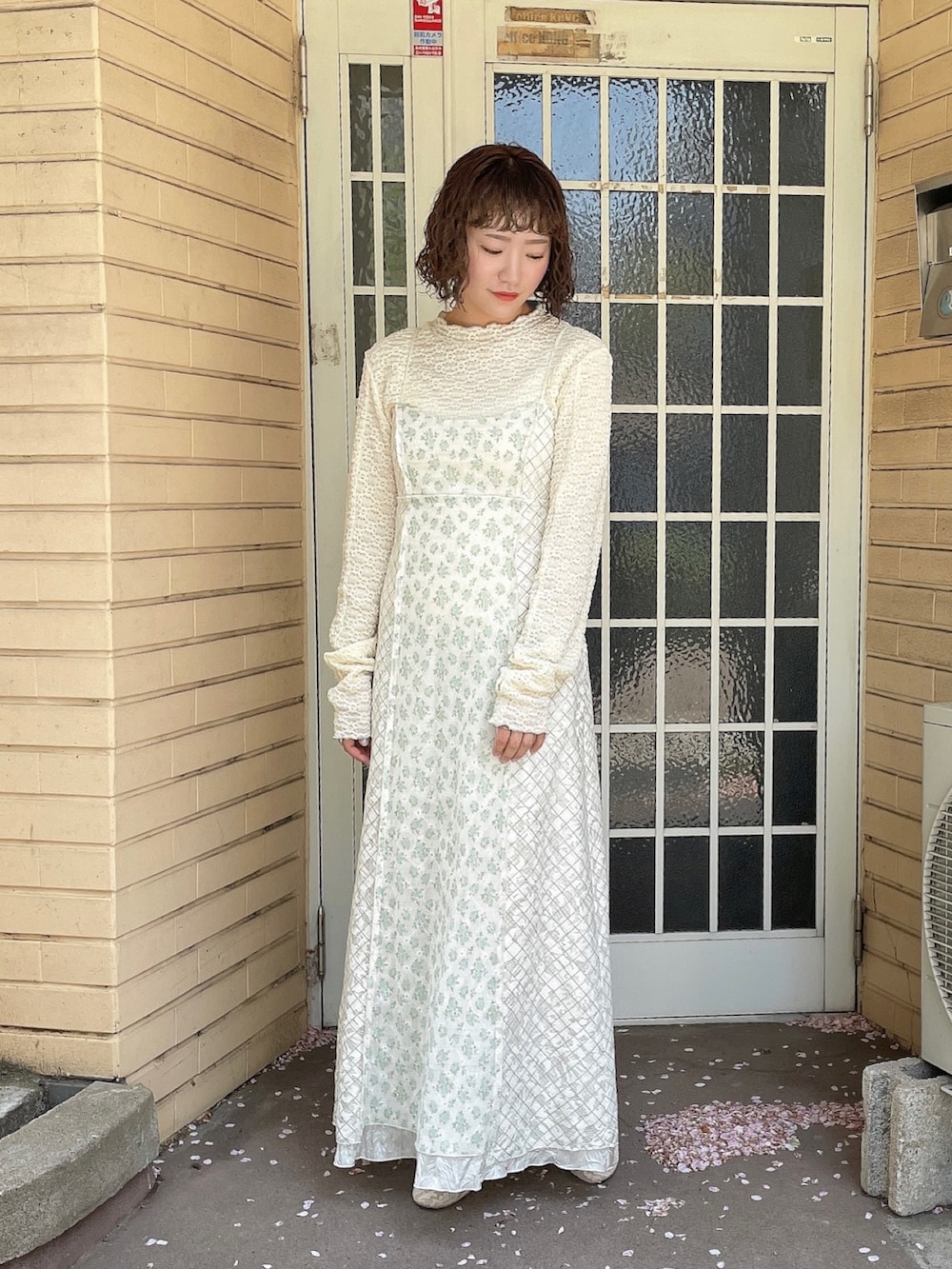 グリーン系のワンピース、ピンク系のシャツ/ブラウス、ホワイト系のTシャツ/カットソーを着用したレディースの春コーディネートの5枚目の写真