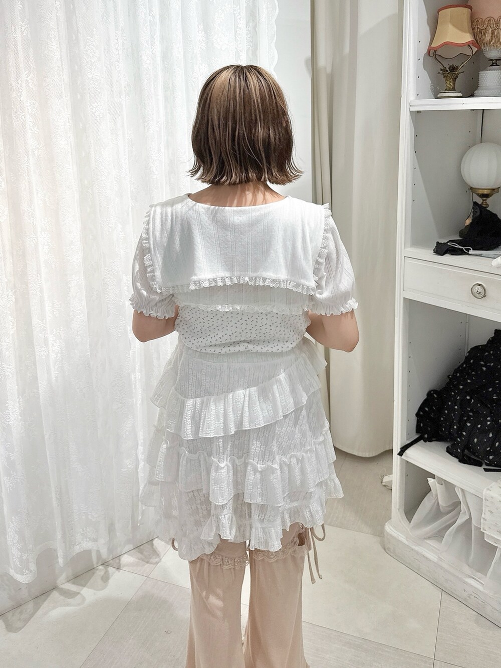 ホワイト系のTシャツ/カットソー、ホワイト系のスカート、ピンク系のスウェットパンツを着用したレディースの春コーディネートの6枚目の写真