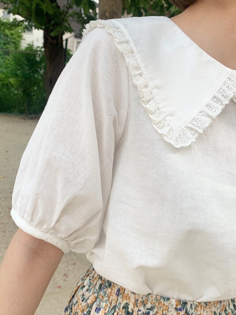 ベージュ系のパンプス、ホワイト系のシャツ/ブラウスを着用したレディースの春コーディネートの6枚目の写真