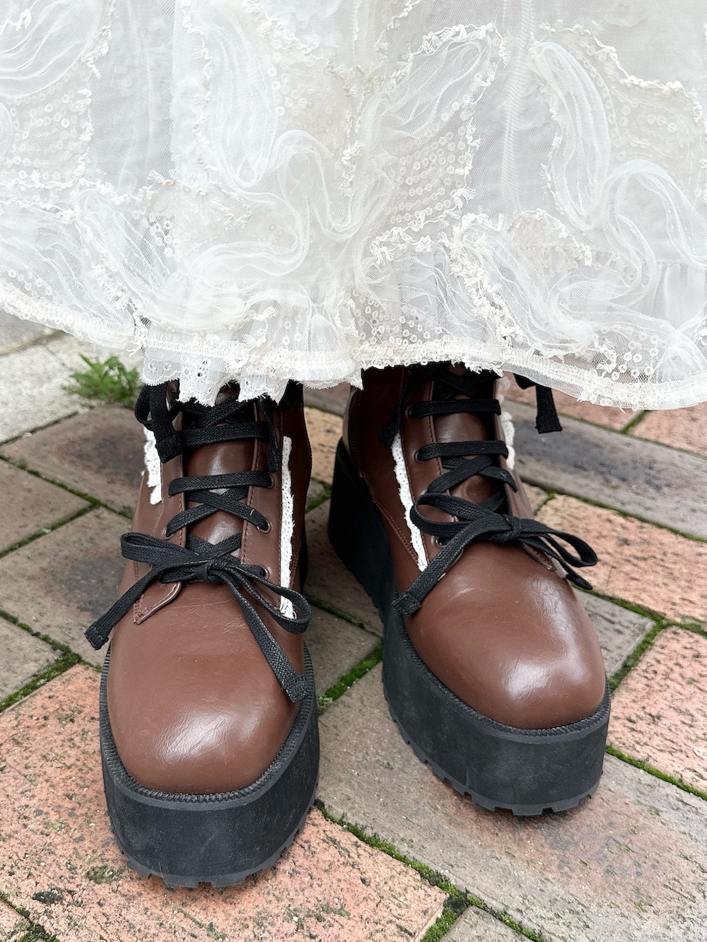 ベージュ系のTシャツ/カットソー、ホワイト系のワンピース、ホワイト系のスカートを着用したレディースの夏コーディネートの9枚目の写真