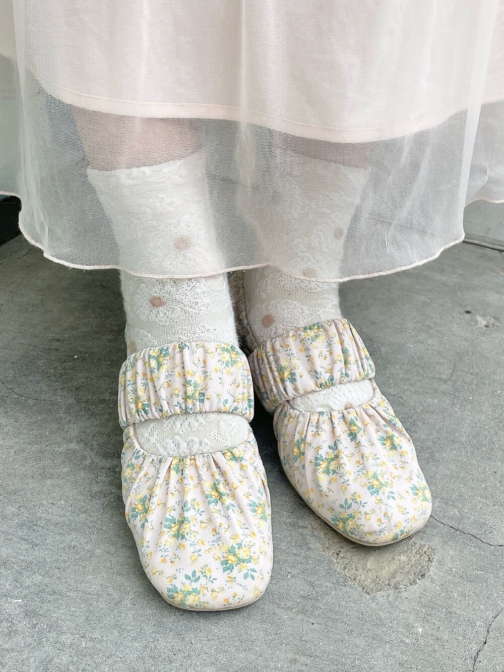 ホワイト系のTシャツ/カットソー、ホワイト系のショルダーバッグ、ピンク系のワンピースを着用したレディースの冬コーディネートの7枚目の写真