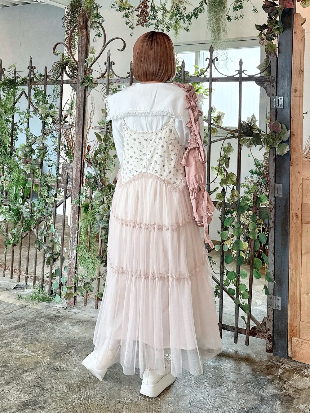 ホワイト系のシャツ/ブラウス、ピンク系のトートバッグ、ピンク系のワンピースを着用したレディースの春コーディネートの3枚目の写真