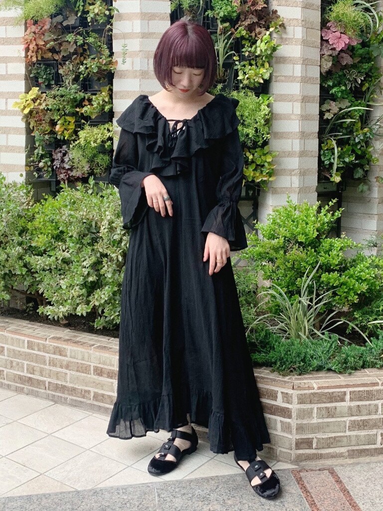 ブラック系のワンピース、ブラック系のその他シューズ、パープル系のキャミソールを着用したレディースの春コーディネートの2枚目の写真