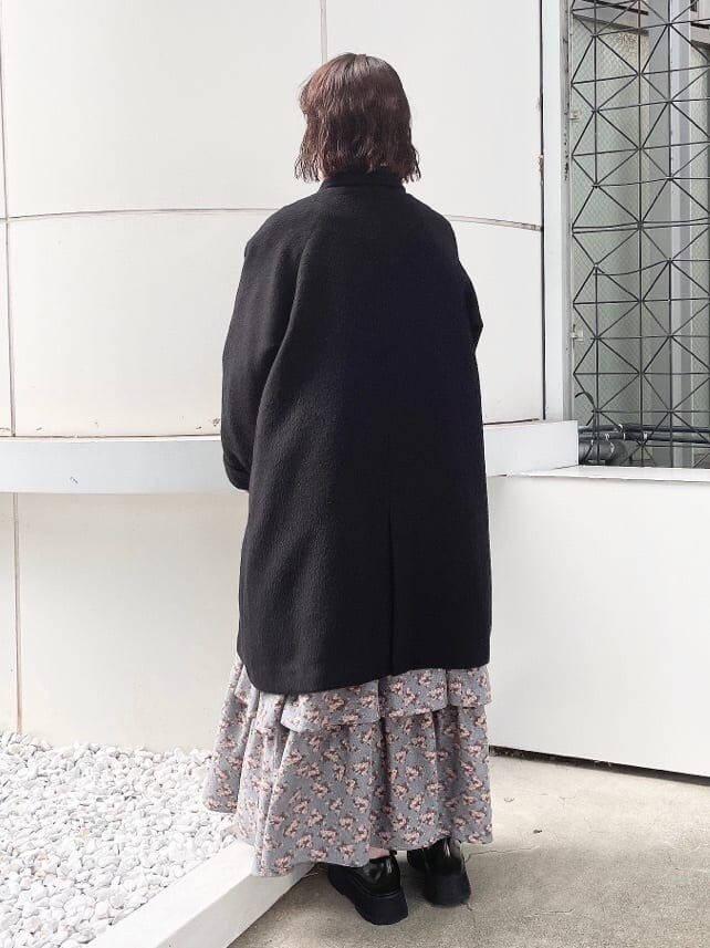 ブラック系のボストンバッグ、ブラック系のその他アウター、ブルー系のジャンパースカートを着用したレディースの夏コーディネートの3枚目の写真