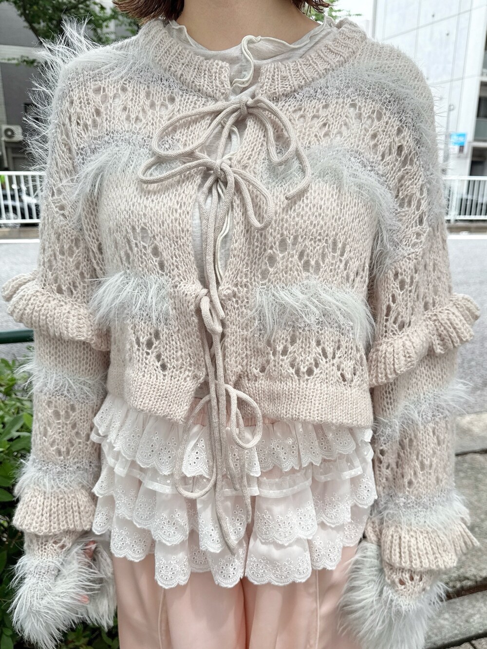 ピンク系のその他パンツ、ホワイト系のショルダーバッグ、グレー系のカーディガン/ボレロを着用したレディースの夏コーディネートの6枚目の写真