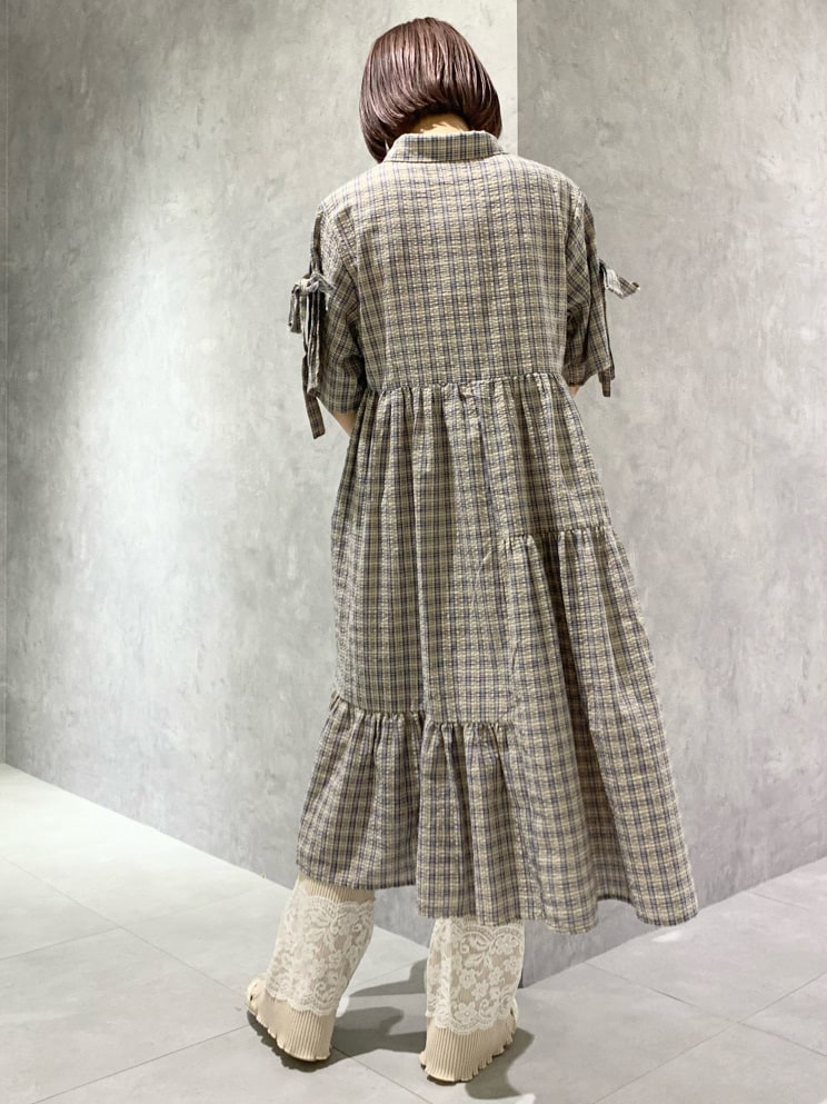 ホワイト系のその他パンツ、ベージュ系のその他シューズ、ブルー系のワンピースを着用したレディースの春コーディネートの4枚目の写真