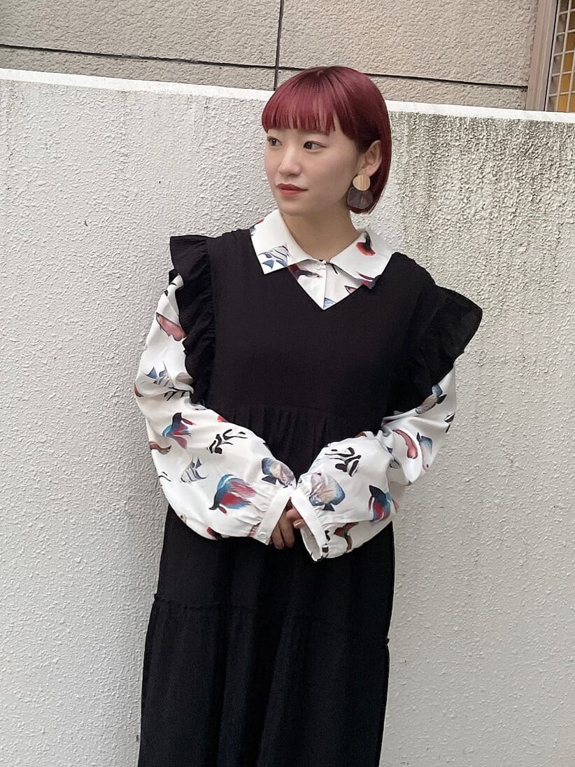 ブラック系のワンピース、ホワイト系のシャツ/ブラウス、ブラウン系のサンダルを着用したレディースの冬コーディネートの3枚目の写真