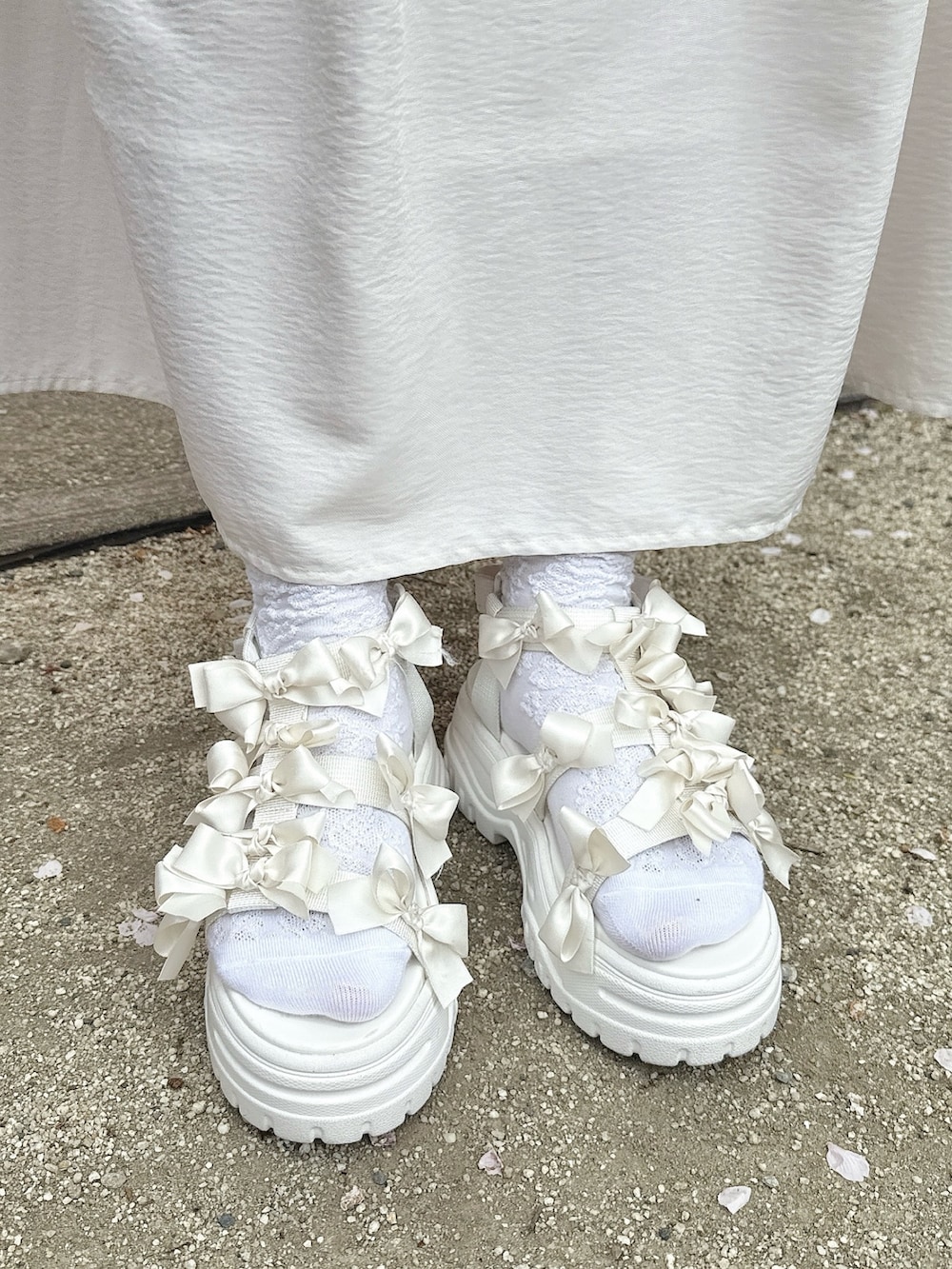 ホワイト系のTシャツ/カットソー、ホワイト系のワンピース、ピンク系のトートバッグを着用したレディースの春コーディネートの9枚目の写真