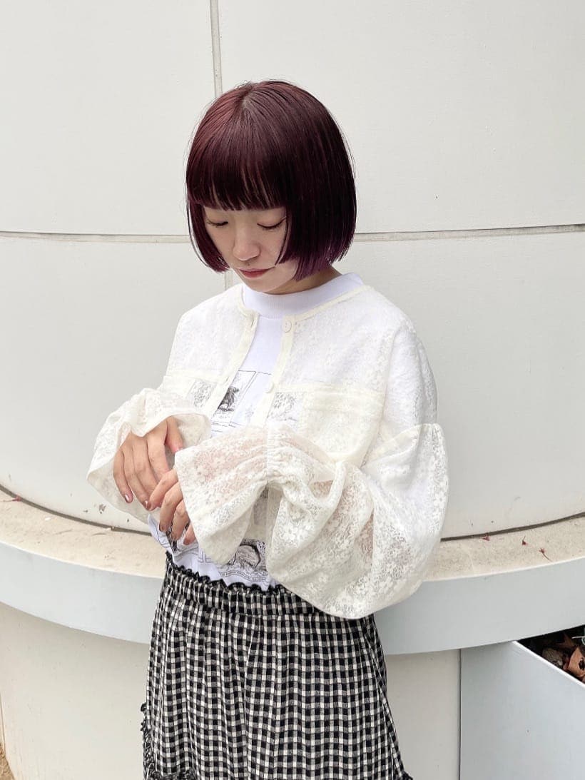 ホワイト系のTシャツ/カットソー、ホワイト系のシャツ/ブラウス、ブラック系のスカートを着用したレディースの春コーディネートの3枚目の写真