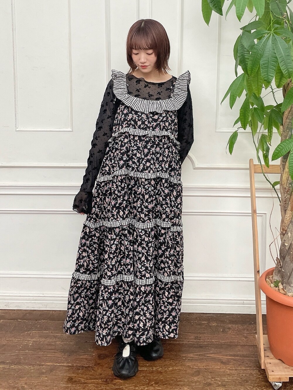 ブラック系のTシャツ/カットソー、ブラック系のワンピース、ブラック系のスニーカーを着用したレディースの夏コーディネートの3枚目の写真