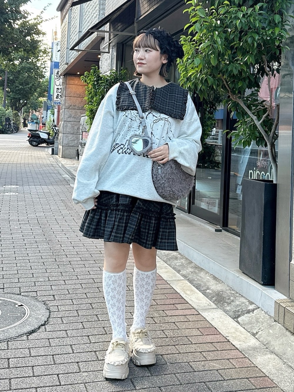 グリーン系のワンピース、グレー系のスウェット、グレー系のショルダーバッグを着用したレディースの秋コーディネートの2枚目の写真