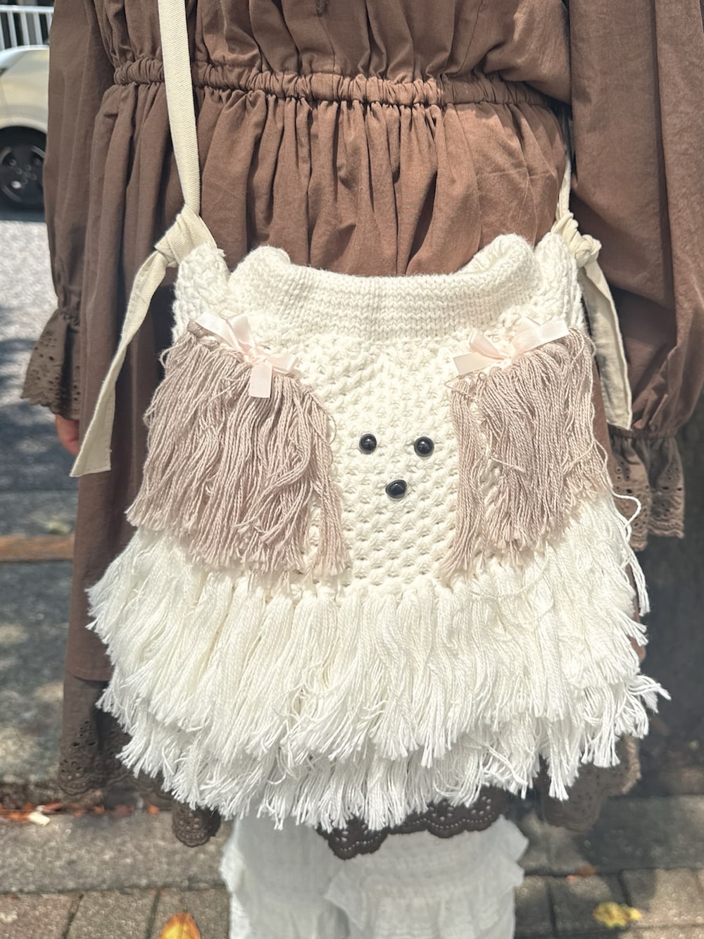 ブラウン系のワンピース、ベージュ系のショルダーバッグ、ホワイト系のその他パンツを着用したレディースの夏コーディネートの6枚目の写真