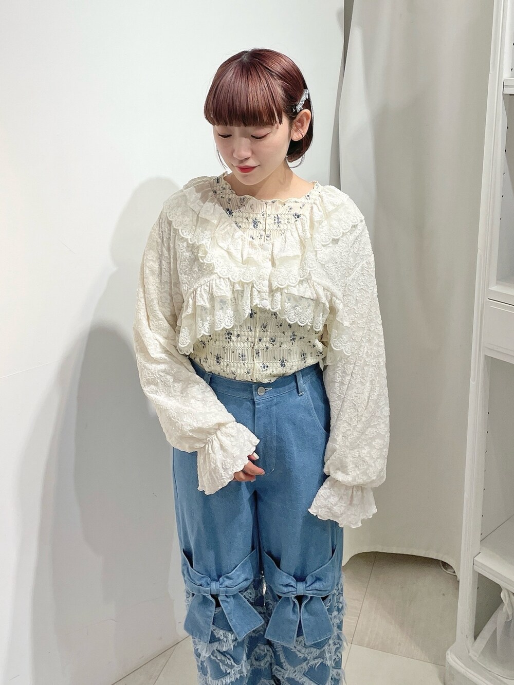 ホワイト系のシャツ/ブラウス、ホワイト系のTシャツ/カットソー、ブルー系のデニムパンツを着用したレディースの春コーディネートの4枚目の写真