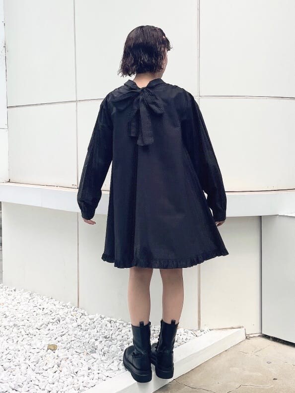 ブラック系のブーツ、ブラック系のワンピース、ブラック系のカチューシャを着用したレディースの夏コーディネートの3枚目の写真