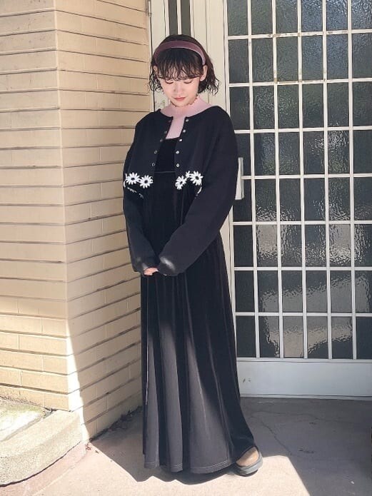 ブラック系のカーディガン/ボレロ、ブラック系のワンピース、ピンク系のニット/セーターを着用したレディースの秋コーディネートの2枚目の写真