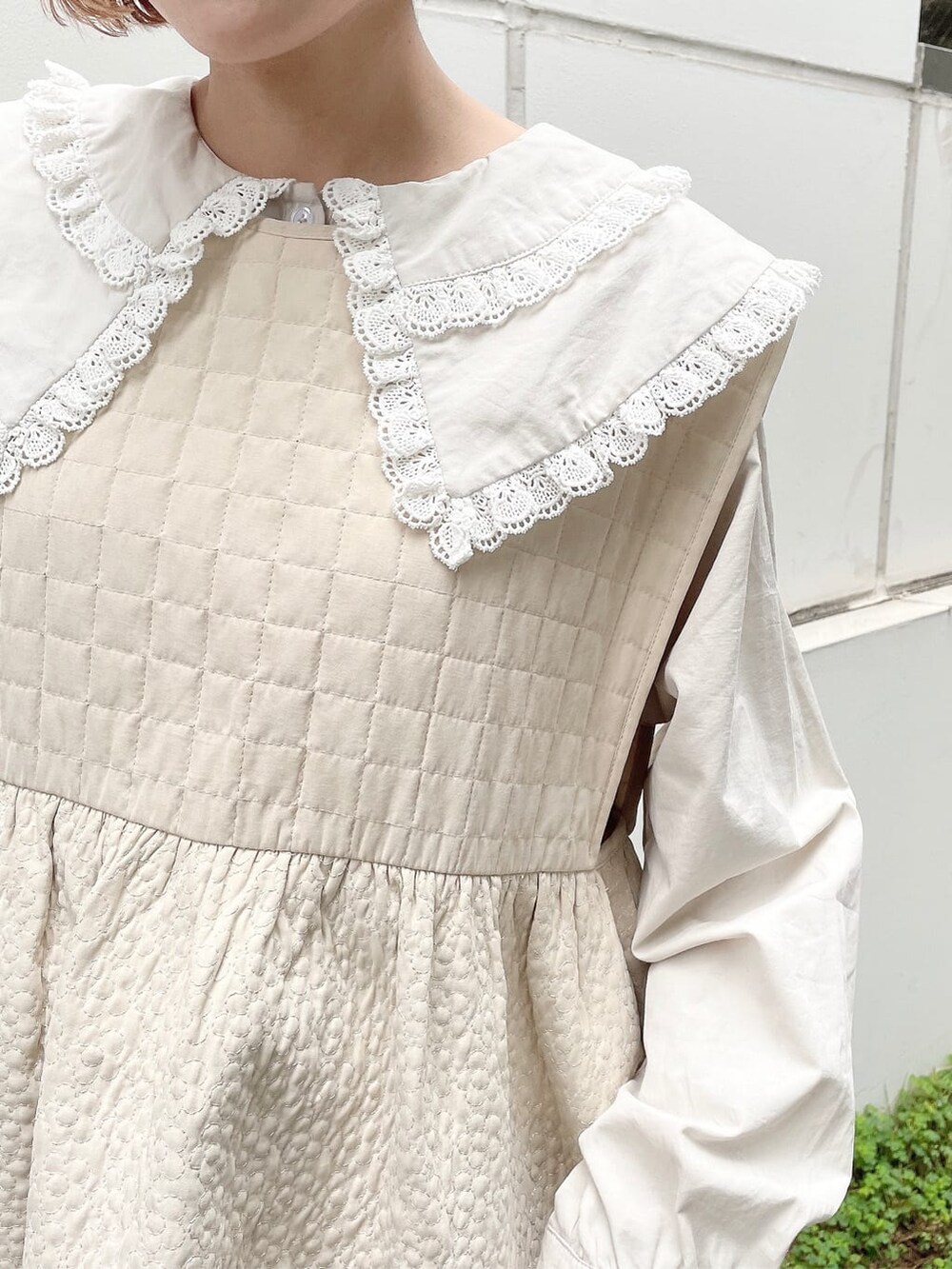 ベージュ系のハンドバッグ、ホワイト系のワンピース、ベージュ系のシャツ/ブラウスを着用したレディースの秋コーディネートの6枚目の写真