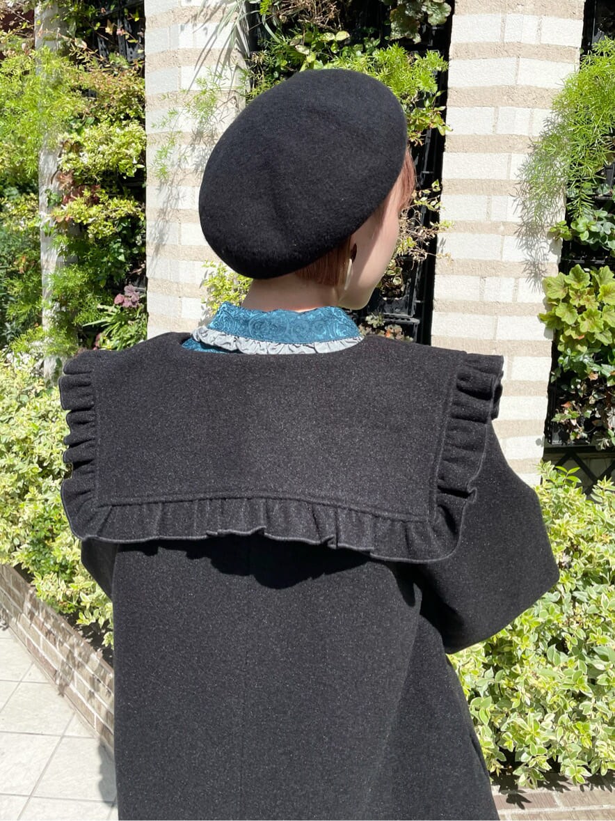 ブラック系のその他アウター、ブラック系のその他シューズ、グリーン系のワンピースを着用したレディースの秋コーディネートの5枚目の写真