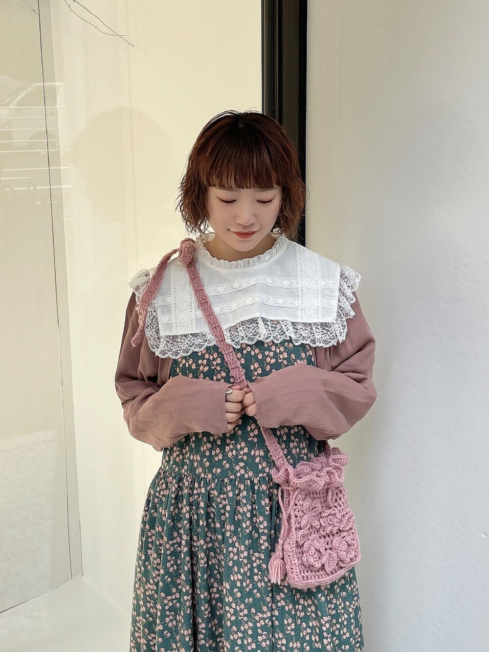 ホワイト系のシャツ/ブラウス、ホワイト系のスニーカー、グリーン系のワンピースを着用したレディースの秋コーディネートの5枚目の写真