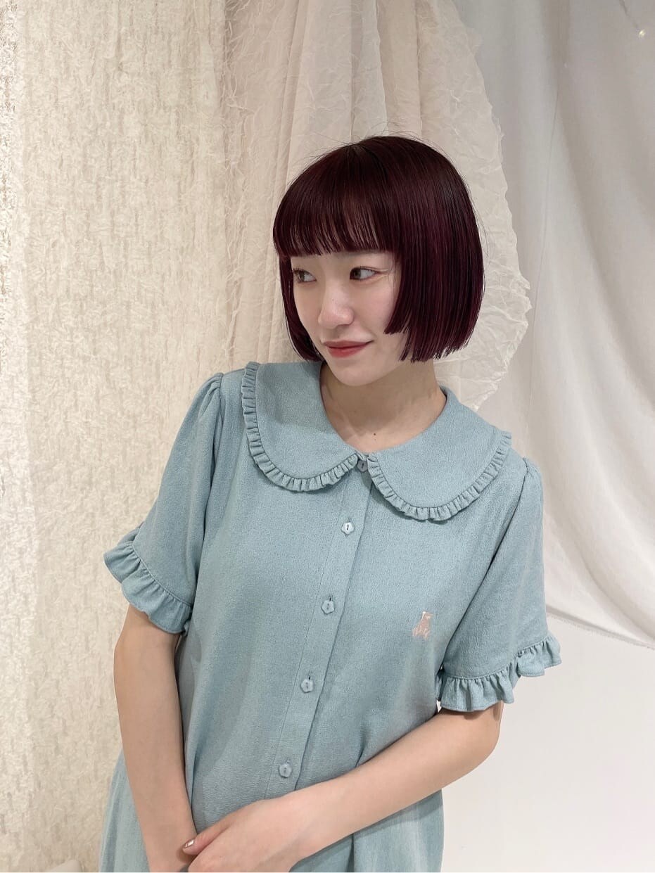 ブルー系のワンピース、ホワイト系のトートバッグ、ホワイト系のサンダルを着用したレディースの春コーディネートの3枚目の写真