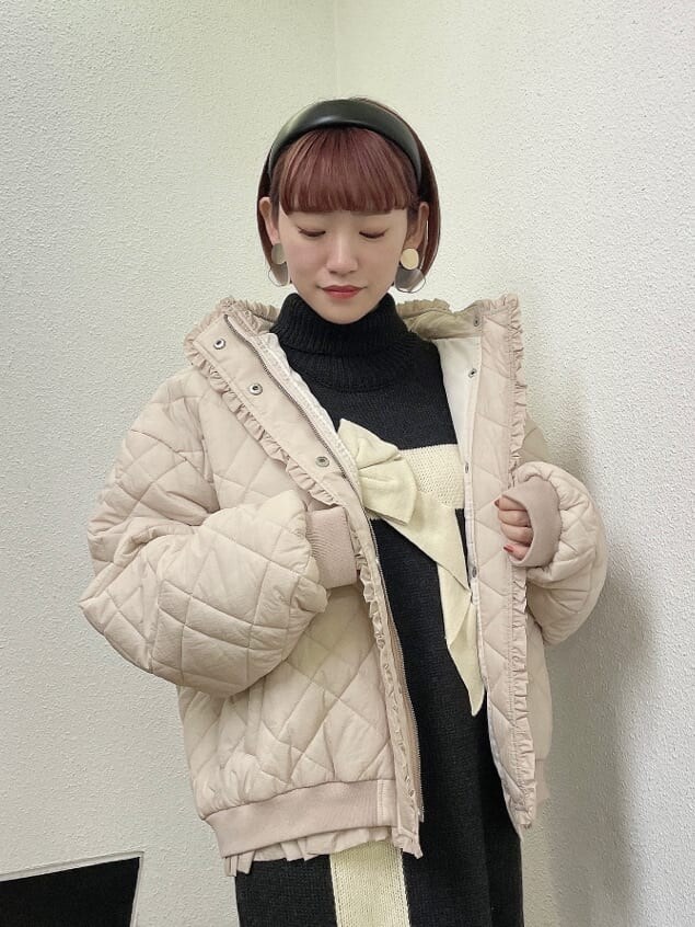 ブラック系のワンピース、ブラック系のスニーカー、ホワイト系のその他アウターを着用したレディースの秋コーディネートの2枚目の写真