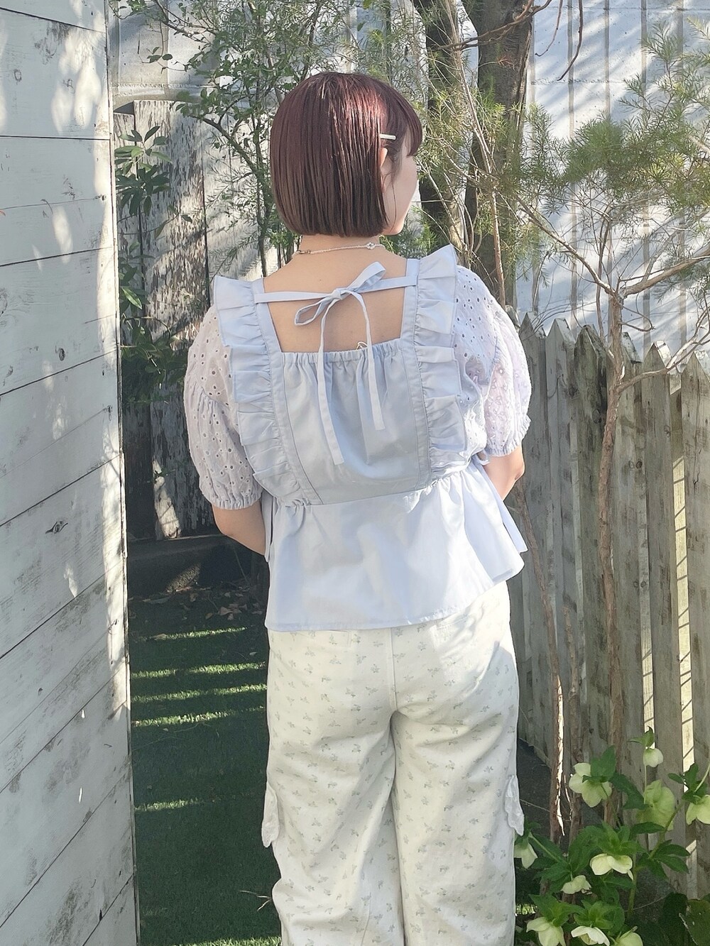 ブルー系のシャツ/ブラウス、ホワイト系のカーゴパンツ、ブルー系のサンダルを着用したレディースの春コーディネートの6枚目の写真