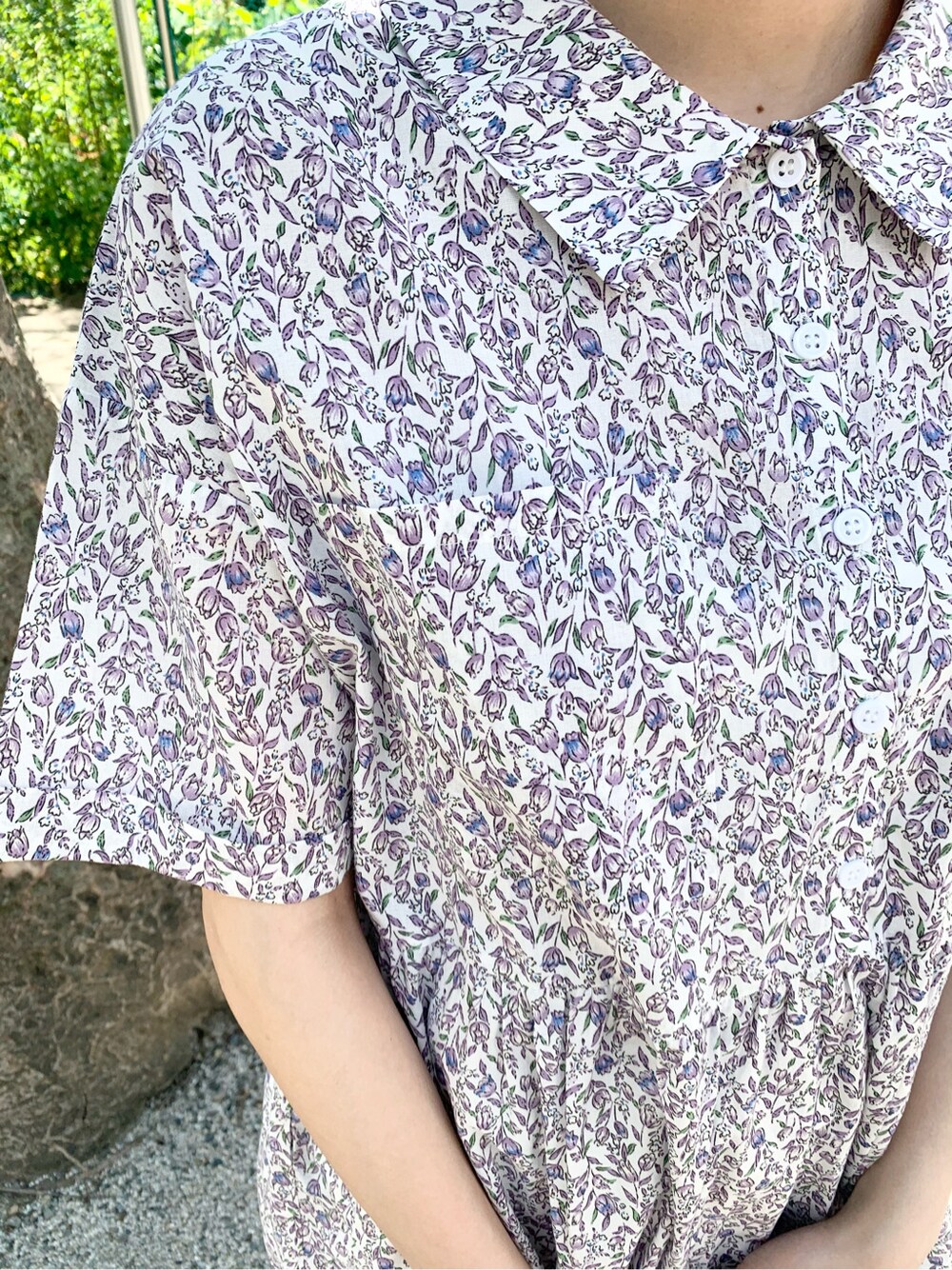 ベージュ系のパンプス、パープル系のワンピース、ホワイト系のその他パンツを着用したレディースの春コーディネートの5枚目の写真