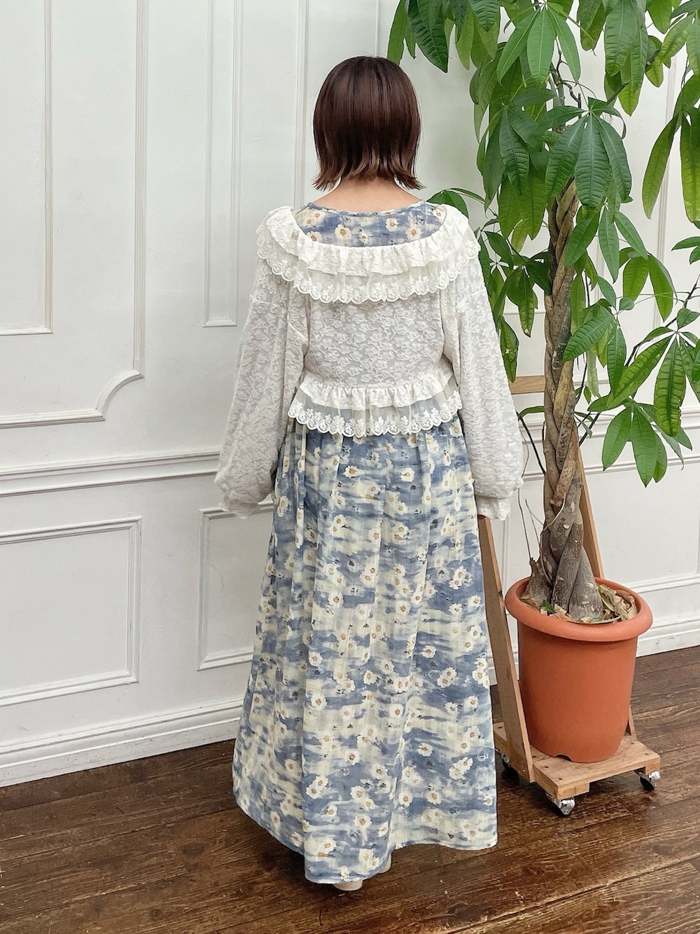 ホワイト系のシャツ/ブラウス、ブルー系のワンピース、ベージュ系のバレエシューズを着用したレディースの夏コーディネートの3枚目の写真